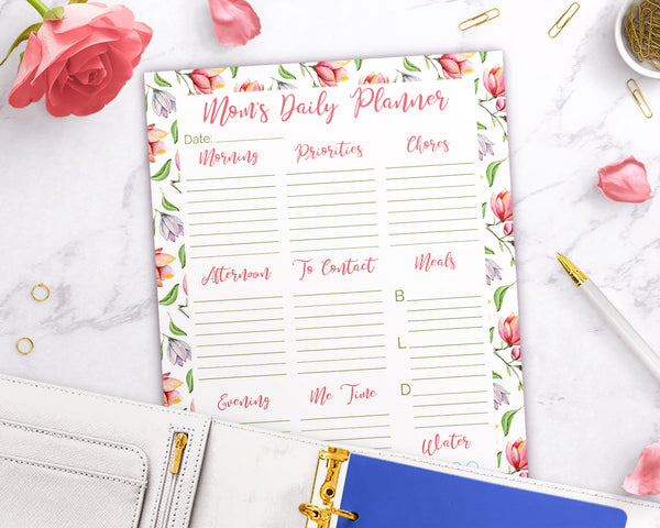 Mom daily planner printable with beautiful watercolor florals! Moms, organize your day in style with this printable daily planner!
